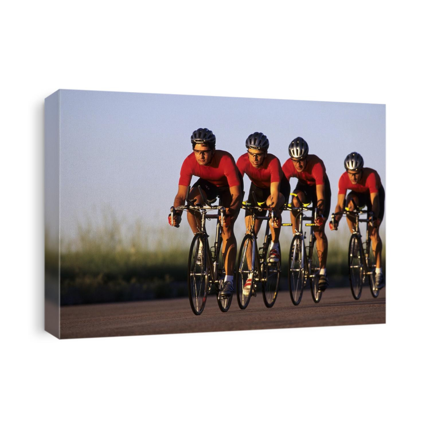 Road cylcling team competing.
